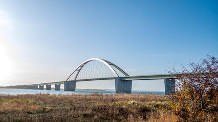 Die Fehmarnsundbrücke auf Fehmarn mit blauem Himmel an der Ostsee