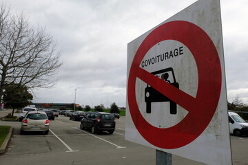 Panneau de signalisation français indiquant parking interdit au covoiturage