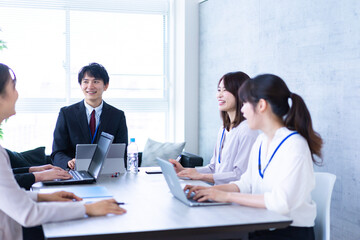 Obraz premium コンサルティング会社で働くビジネスパーソン