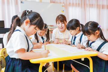 幼稚園で勉強をする子どもたち