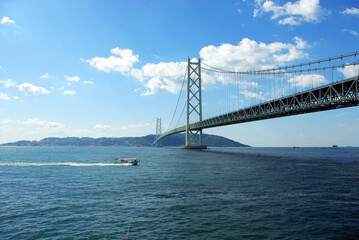 Fototapeta na wymiar 晴れた日の明石海峡大橋と船