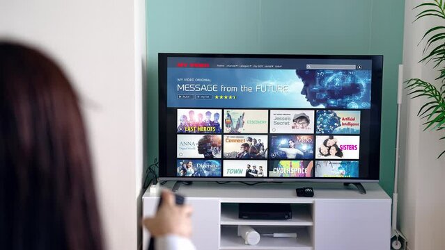 動画配信サービスを見る女性