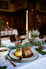 Wunderschöne knusprig gebratene Ente aus dem Ofen in einem bayerischen Wirtshaus Restaurant sehr schön dekoriert für Feiern