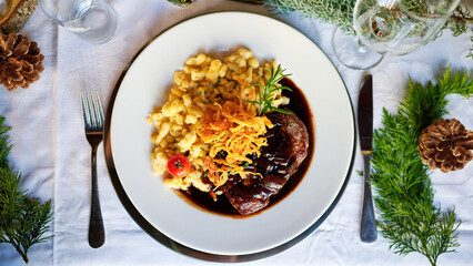Rinderlende mit Röstzwiebeln Zwiebelrostbraten mit Sauce und Spätzle in einem Wirtshaus...