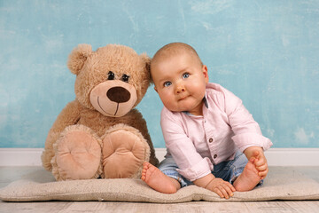 Baby mit Teddybär