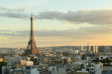 Fototapeta na wymiar La ville de Paris avec vue sur la tour eiffel au coucher de soleil