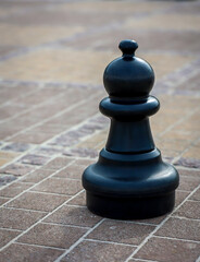 Schachfiguren auf einem Outdoor Schachfeld. Schach das Spiel mit Strategie.
