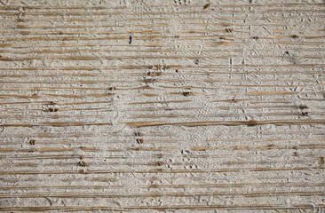 Holzbretter, Holzbohlen geriffelt und mit Sand bedeckt als Textur.