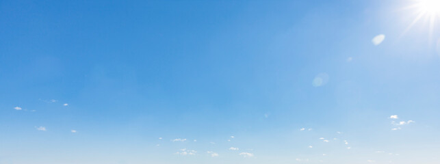 Fototapeta na wymiar Blauer Himmel mit Sonnenreflex und Sonnenstrahlen