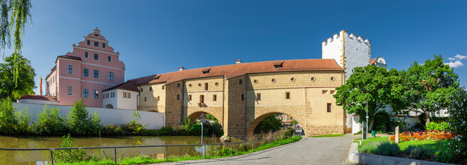 Amberger Schloss mit Stadtmauer und Stadtbrille über dem Fluß Vils
