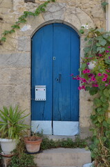 Blaue Tür in einem südfranzösischen Dorf