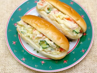 ポテトサラダを挟んだロールパン