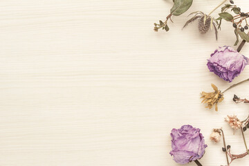 紫のバラが入ったドライフラワーのビンテージ風の飾りフレーム