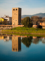 Fototapeta na wymiar Italia, Toscana, Firenze. La Torre della Zecca e il fiume Arno.