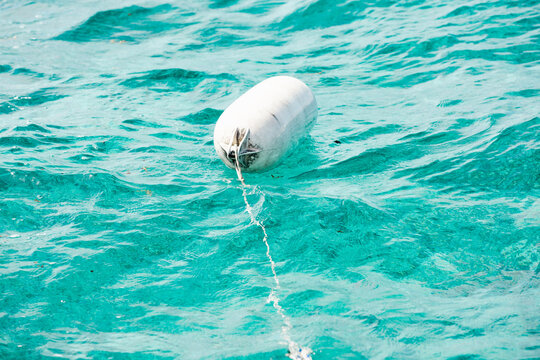 Pare Battage ou bou&eacute;e de bateau dans l'ocean