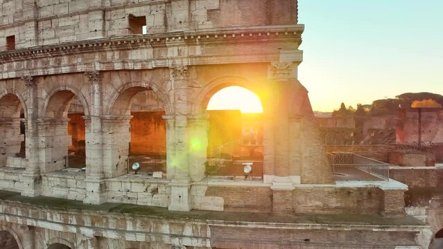 Il Colosseo all'alba. Roma.
Spettacolare veduta aerea del Colosseo. Antica Roma, Foro Romano