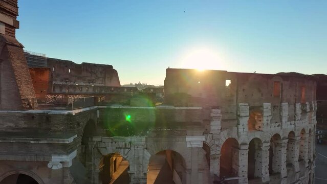 Il Colosseo all'alba. Roma.
Spettacolare veduta aerea del Colosseo. Antica Roma, Foro Romano