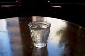 グラスに注いだ冷たい水のイメージ