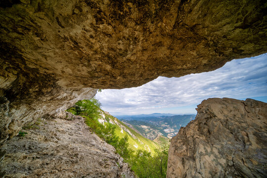 Fontarca cave, Monte Nerone, Apennines, Marche, Italy