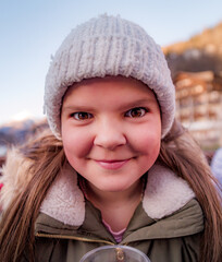 Fototapeta Pogodna, szczęśliwa zadowolona dziewczynka w czapce obraz