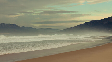 Fototapeta premium sunrise over the sea w/mountains