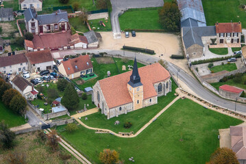vue a&eacute;rienne d'une &eacute;glise &agrave; Le Mesnil-Simon dans l'Eure-et-Loir en France