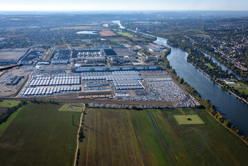 vue aérienne de l'usine Renault à Flins dans les Yvelines en France