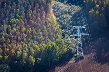 vue aérienne d'un poteau électrique dans une forêt à l'automne à Lommoye dans les Yvelines en France