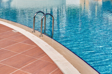 Obraz premium Swimming pool on hotel site for relaxation