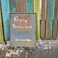 Schild mit der Aufschrift Eingang Restaurant in der Innenstadt von Berlin 