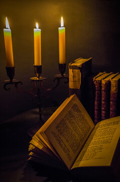 Studio, Lesen bei Kerzenlicht, Kerzen, B&uuml;cher