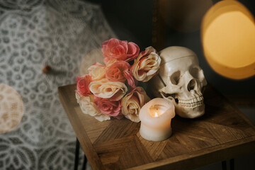 Totenkopf im Kerzenschein