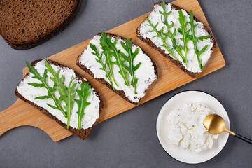 Healthy sandwich with white cottage cheese and arugula