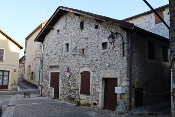 Fototapeta na wymiar Maison typique du Dauphiné, vue de l'extérieur, village de Morestel, département de l'Isère, France