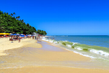 turistas na praia de Arraial d'Ajuda Bahia Brasil