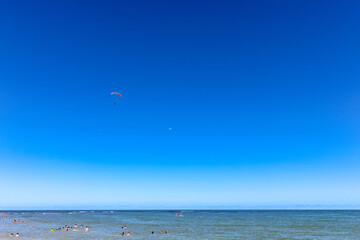 banhistas e o parapente na praia de Arraial d'Ajuda Bahia Brasil