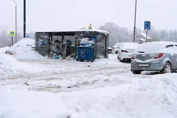 Due to heavy snowfalls, garbage is not taken out in Moscow