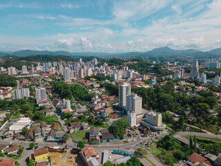 Obraz premium Vista aérea panoramica da cidade de Blumenau em Santa Catarina