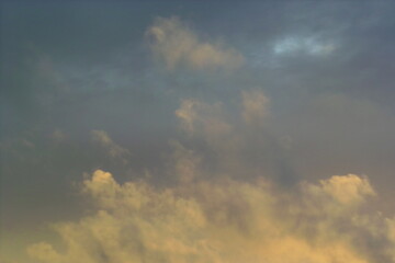 Fototapeta na wymiar Gelbe Wolken in abstrakten Farben am abendlichen Himmel mit surrealer Stimmung