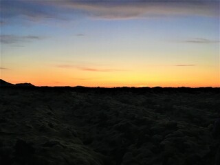 Tramonto su distesa lavica islandese in un giorno d'estate.