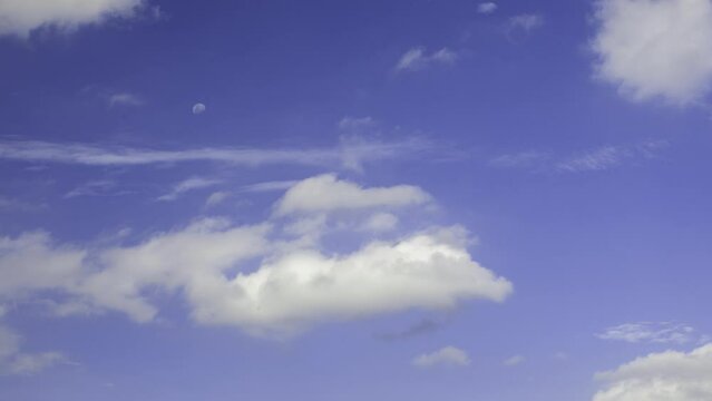 Time-lapse de um belo dia de sol e c&eacute;u azul com as nuvens passando