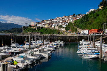 Fototapeta na wymiar Luarca, pueblo de Asturias con su puerto