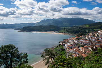 Fototapeta na wymiar Costa de Asturias, poblados, bahias y paisaje.