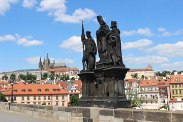 Fototapeta premium statue on charles bridge with prague castle in background