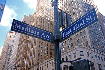 Blue East 42nd Street and Madison Avenue historic sign in midtown Manhattan - obrazy, fototapety, plakaty