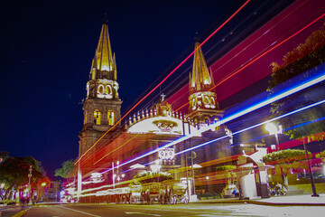 larga exposición nocturna de catedral de Guadalajara, Centro histórico de Guadalajara jalisco México luces del trolebus Centro Historico de Guadalajara