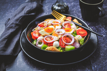 Mixed salad with roasted mushroomes, egg and mozzarella