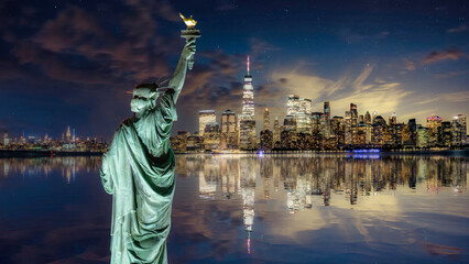 Statue of Liberty overlooking Manhattan - obrazy, fototapety, plakaty