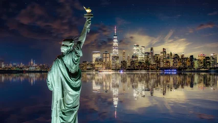 Fotobehang Vrijheidsbeeld Statue of Liberty overlooking Manhattan