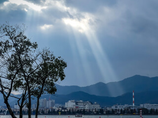 琵琶湖に降り注ぐ太陽光線　ビーム　天国への階段